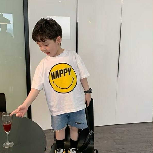 เสื้อยืดแขนสั้นสีขาว ลายรอยยิ้ม Happy