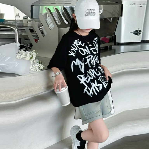 เสื้อยืดเด็กสีดำ ลายสกรีนตัวหนังสือเท่ ๆ